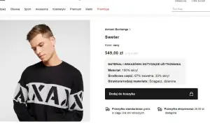 Mężczyzna w granatowym swetrze z białym napisem. Materiał: 100% akryl. Czy akryl grzeje? Tak, ten sweter zapewni ciepło.