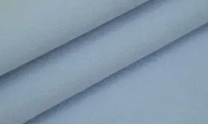Miękki, błękitny flausz, idealny na zimowe ubrania. Różne rodzaje flauszu oferują ciepło i komfort.