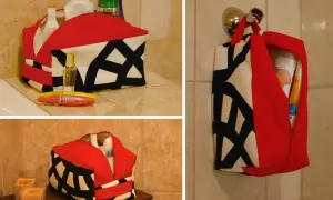 Stylowa kosmetyczka DIY z czarno-białym wzorem i czerwonymi akcentami, idealna na podróż.