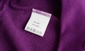 Fioletowy materiał z metką: 70% bawełna, 30% elastan. Dobry materiał na spodnie, miękki i elastyczny.