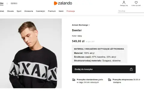 Mężczyzna w granatowym swetrze z białym napisem. Materiał: 100% akryl. Czy akryl grzeje? Tak, ten sweter zapewni ciepło.