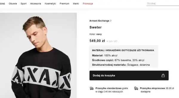 Mężczyzna w granatowym swetrze z białym napisem. Materiał: 100% akryl. Czy akryl grzeje? Tak, ten sweter zapewni ciepło.