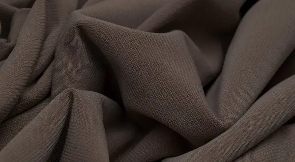 Miękki, prążkowany jersey materiał w odcieniu brązu, idealny na wygodne ubrania.