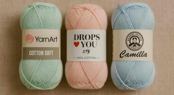 Trzy motki włóczki: miętowy "Cotton Soft", różowy "Drops You #9" i błękitny "Camilla". Wszystkie to 100% bawełna, idealna na letnie projekty.