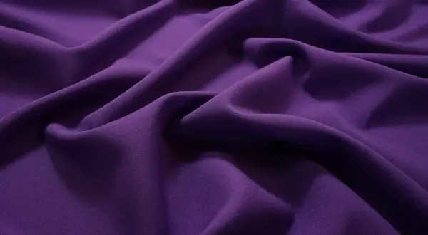 Gładki, fioletowy materiał na sukienkę, pięknie pofałdowany, tworzy eleganckie drapowania.