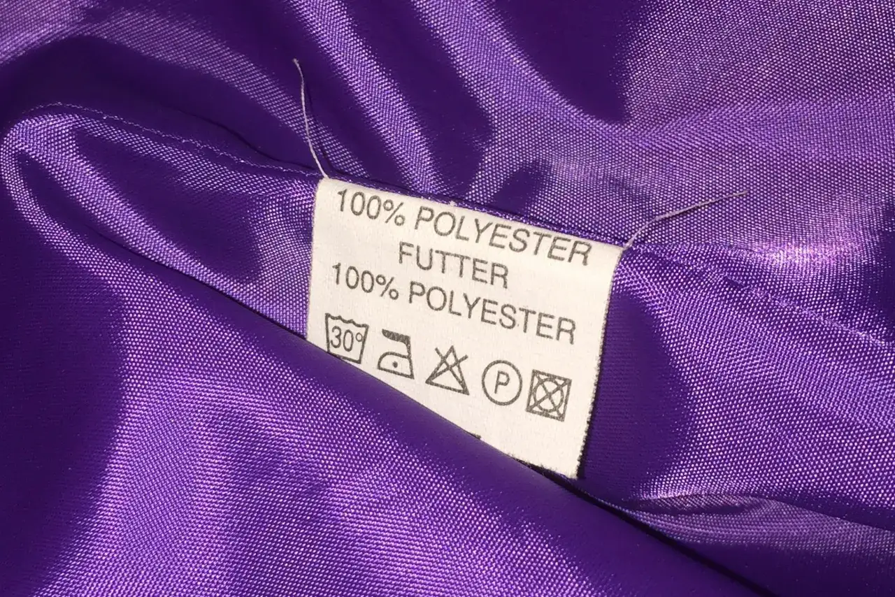 Metka informuje: 100% poliester. Czy poliester grzeje? Ten materiał jest lekki, ale może zatrzymywać ciepło.