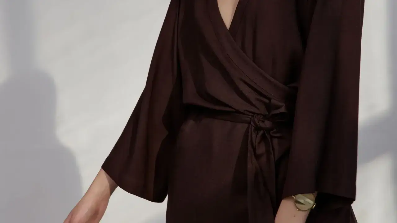 Brązowa sukienka kopertowa z szerokimi rękawami. Czy wiskoza to dobry materiał? Tak, jest miękka i elegancka.