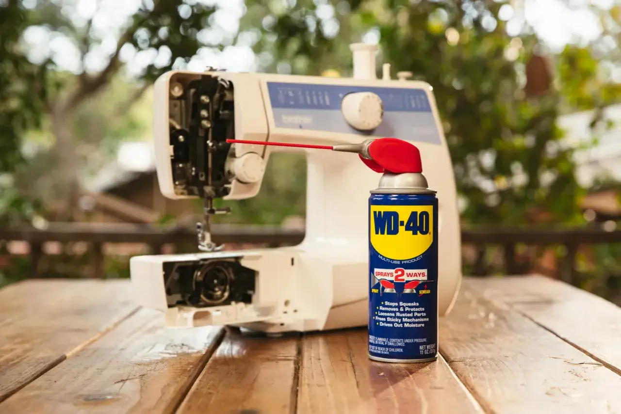 Maszyna do szycia Brother i puszka WD-40. Czy WD-40 to dobry zamiennik oleju do maszyny do szycia?