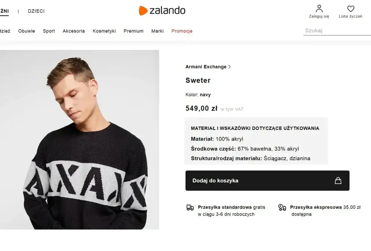 Mężczyzna w granatowym swetrze z napisem 