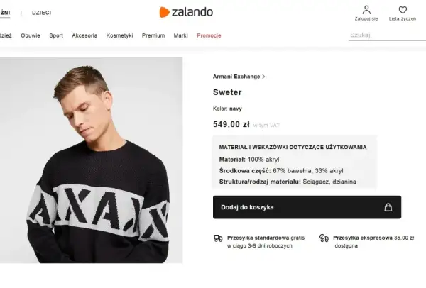 Mężczyzna w granatowym swetrze z białym napisem. Materiał: 100% akryl. Czy akryl grzeje? Tak, ten sweter zapewni ciepło.