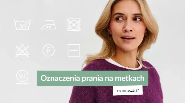Kobieta w fioletowym swetrze z metkami z oznaczeniami prania. Pika materiał.