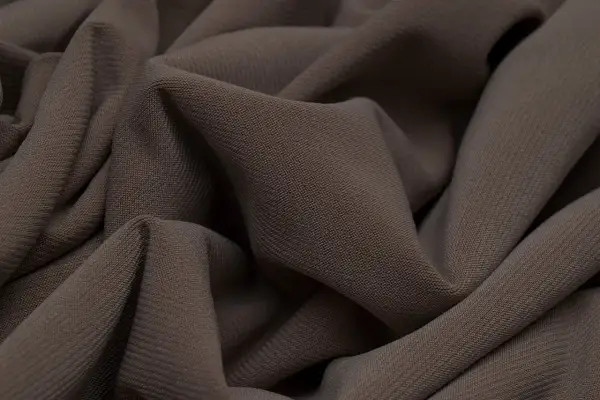 Miękki, prążkowany jersey materiał w odcieniu brązu, idealny na wygodne ubrania.