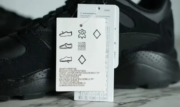 Czarny but sportowy z metką, na której widnieje symbol skóry naturalnej, wskazujący na wysoką jakość materiału.